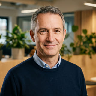 James Mitchell på profilbillede, opført som administrerende direktør hos Løve Rendiholm